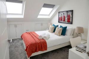 a bedroom with a bed with two towels on it at Walnut Flats-F3, 1-Bedroom with Stunning Garden View, AC, Parking, Netflix, WIFI - Close to Oxford, Bicester & Blenheim Palace in Oxford