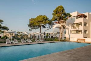a swimming pool in front of a building at Apparemment à Radisson Blu Apartment Alhoceima Beach Access in Al Hoceïma