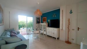 Gallery image of BELLISSIMO TRILOCALE CON GIARDINO E 2 BAGNI cod 507 in Marcelli +16 photos