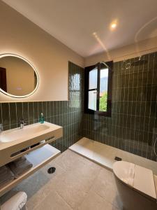 Koupelna v ubytování Hotel Rural El Texeu + 81 fotografií