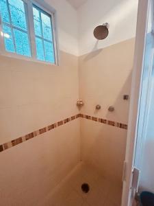 a bathroom with a shower and a window at Arroyito Depto Pequeño in Tuxtla Gutiérrez +8 photos