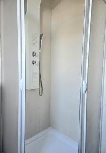 a shower with a glass door in a bathroom at Leinstraße Ferienwohnung Neustadt in Neustadt am Rübenberge