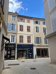 an empty street with a store in front of a building at L'Orelia - confortable T2 hyper centre in Montélimar