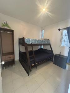 a bedroom with a bunk bed in a room at Arroyito Depto Pequeño in Tuxtla Gutiérrez