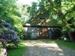 an old house with a thatch roof and a door at Ferienhof Ohlenbusch in Worpswede