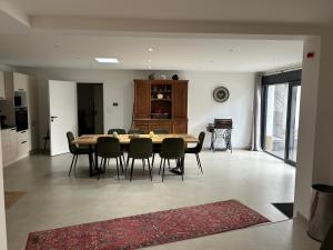 a dining room with a table and chairs at Maison Colmar, spacieuse, accueillante , confortable au calme in Colmar