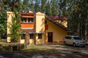 a car parked in front of a house at The Mexican in Los Altos de Cerro Azul