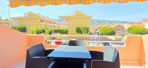a table and chairs on a balcony with a view at AYF PLAYA MORRO DE GOS in Oropesa del Mar