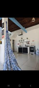a room with a kitchen with a blue decoration on the floor at Casa Valhalla Pipa in Pipa