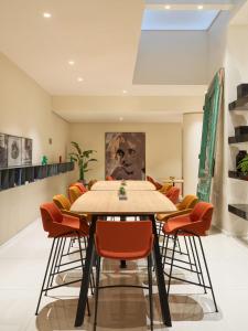 a dining room with a table and chairs at H10 Berlin Ku'Damm in Berlin