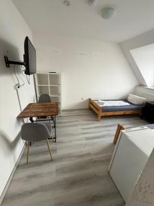 a living room with a desk and a bed at K 357 - Low budget Hotel in Ratekau bei Lübeck in Ratekau