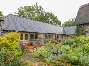 ein altes Haus mit einem Garten davor in der Unterkunft Ryepiece in Stratford-upon-Avon