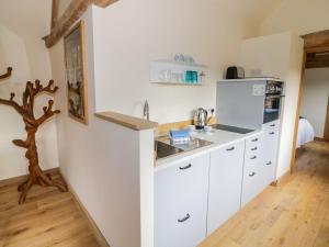 eine Küche mit weißen Schränken und einer Spüle in der Unterkunft Ryepiece in Stratford-upon-Avon + 9 Fotos