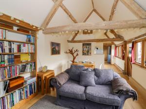 ein Wohnzimmer mit Sofa und Bücherregal in der Unterkunft Ryepiece in Stratford-upon-Avon