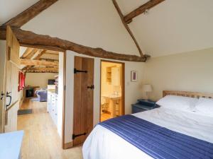 ein Schlafzimmer mit einem großen Bett und ein Badezimmer in der Unterkunft Ryepiece in Stratford-upon-Avon