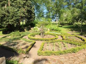 Vonkajšia záhrada v ubytovaní Björkåsa Gård Bed & Box