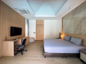 a bedroom with a bed and a desk and a tv at Luxury 3BR Pool Villa Private Pool Quiet Area in Ban Klang