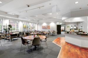 ein Restaurant mit Tischen und Stühlen in einem Raum in der Unterkunft Best Western Hotel Sverre in Sandnes + 64 Fotos
