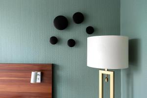 ein Zimmer mit einer Lampe und einer Wand mit schwarzen Schallplatten in der Unterkunft Best Western Hotel Sverre in Sandnes