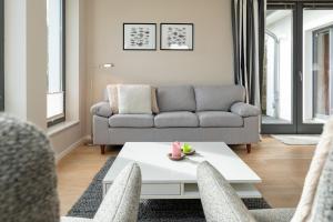 a living room with a couch and a table and chairs at Gemütliches Ferienhaus in Scharbeutz