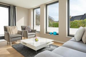 a living room with two chairs and a coffee table at Gemütliches Ferienhaus in Scharbeutz