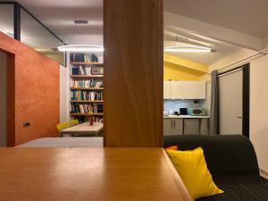 ein Wohnzimmer mit Sofa und Tisch in der Unterkunft Casa 65 in Pontedera