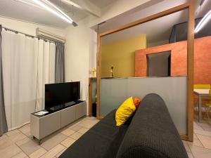 ein Wohnzimmer mit Sofa und Fernseher in der Unterkunft Casa 65 in Pontedera