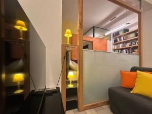 ein Wohnzimmer mit Spiegel und Sofa in der Unterkunft Casa 65 in Pontedera