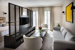 a living room with a couch and a tv at Hotel Moskva in Budva