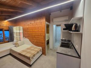 a room with a bed and a kitchen in it at Guest House Luiza in Borsh