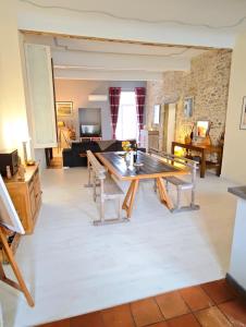 a living room with a table and a couch at Le Cocon Des Arcades - Central, charmant balcon - in Limoux