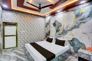 a bedroom with a bed and a wall mural at Hotel O Royal Prayag in Prayagraj