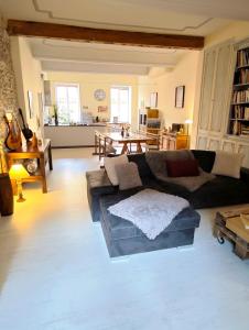 a living room with a couch and a table at Le Cocon Des Arcades - Central, charmant balcon - in Limoux