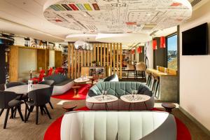 ibis Cambridge Central Station tesisinde bir restoran veya yemek mekanı