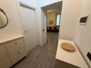 eine Küche mit einer Arbeitsfläche und ein Zimmer mit einer Tür in der Unterkunft Gerenzone Bridge-Air conditioning in Lecco