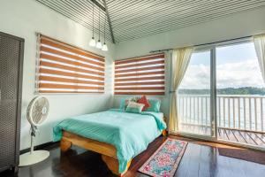 a bedroom with a bed and a large window at Coral Wing Casitas in Bastimentos +100 photos