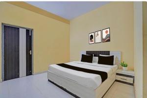a bedroom with a large bed and a window at Hotel Sri Krishna palace in Kātni +4 photos