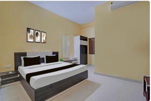a large bedroom with a large bed in it at Hotel Sri Krishna palace in Kātni