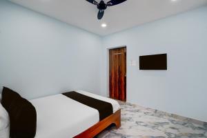 a bedroom with a bed and a flat screen tv at Super Hotel O MM Stay & Luxury Rooms in Hyderabad