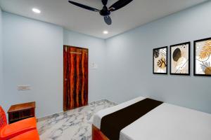 a bedroom with a bed and a ceiling fan at Super Hotel O MM Stay & Luxury Rooms in Hyderabad