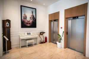 a hallway with a desk and a picture on the wall at Hotel Moskva in Budva