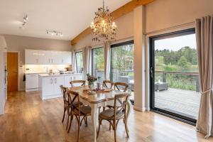 a kitchen and dining room with a table and chairs at Charlie in Richmond