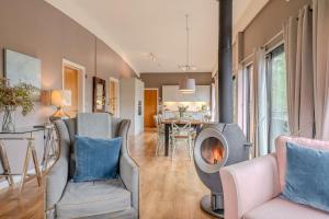 a living room with chairs and a fire place at Flora in Richmond