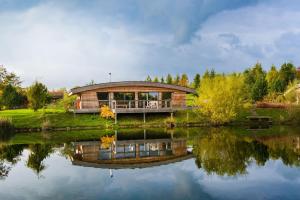 a house on a lake with its reflection in the water at Flora in Richmond