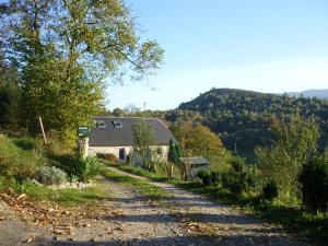 LiesにあるLes Granges de La hulotte, la hulotteの未舗装路横の丘の上の家