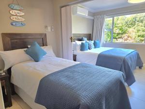 a bedroom with two beds and a window at Miskin Place Unit 2 in Kelso +71 photos
