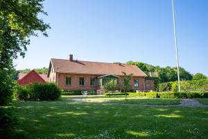 a house with a grass yard in front of it at Farmors Lycka in Kivik