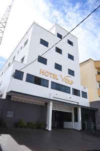 a building with a hotel you sign on it at Hotel Volp Patos in Patos de Minas