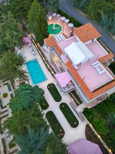an overhead view of a house with a swimming pool at Villa Chamoun in Al Wādī