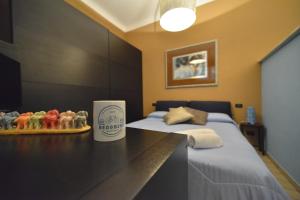 um quarto de hotel com uma cama e uma chávena numa secretária em Bed&BikeRome Suite em Roma